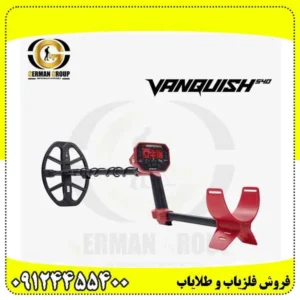 <h2>در یک نگاه</h2>
<h3>پاسخ کوتاه به پرسش اصلی</h3>
<p>اگر مسئله شما انتخاب دستگاهی برای جستوجوی سکه، زیورآلات، آثار فلزی و اهداف مدفون در زمینهای متنوع است، فلزیاب ونکویش 540 ترکیبی از کاربری نسبتاً ساده و کنترلهای فنی قابلتوجه ارائه میدهد. فناوری Multi-IQ با پردازش همزمان چند فرکانس، نیاز به انتخاب دستی یک فرکانس کاری را کم میکند. در مقابل، نباید نشانگر عمق یا شناسه هدف را معادل اندازهگیری قطعی عمق و جنس دانست. تجربه میدانی، اندازه هدف، وضعیت خاک و کیفیت حرکت کویل همچنان نتیجه واقعی را تعیین میکنند.</p>
<h3>برای چه کاربری مناسب است</h3>
<p>فلزیاب ونکویش 540 برای کاربری تفریحی جدی، جستوجوی سکه و زیورآلات، بررسی زمینهای کشاورزی و کاوش در ساحل طراحی شده و در میان کاربران تازهکار تا نیمهحرفهای جایگاه مشخصی دارد. وزن حدود ۱٫۳ کیلوگرم همراه باتری، کویل V12 با ابعاد ۱۲×۹ اینچ و وجود حالت سفارشی، دامنه استفاده را وسیع میکنند. با این حال، برای پروژههایی که به عمق بسیار زیاد، تصویربرداری زیرسطحی یا تحلیل ژئوفیزیکی نیاز دارند، باید سراغ فناوریهای تخصصیتر رفت.</p><h2>فلزیاب ونکویش 540 چیست و چرا اهمیت دارد</h2>
<h3>ساختار فنی و فلسفه عملکرد</h3>
<p>فلزیاب ونکویش 540 از خانواده محصولات Minelab است و معماری آن بر فناوری Multi-IQ استوار شده است؛ یعنی سامانه جستوجو بهجای تکیه بر یک فرکانس منفرد، چند مؤلفه فرکانسی را همزمان پردازش میکند. این رویکرد در زمینهای مختلف، تشخیص اهداف رسانا و آهنی را متعادلتر میسازد. نکته مهم آن است که این فناوری به معنی نفوذ نامحدود در خاک نیست؛ پاسخ نهایی همچنان تحت تأثیر کانیسازی، شکل هدف، جهت قرارگیری، رطوبت و فاصله کویل تا سطح قرار دارد.</p>
<p>در بررسی فلزیاب ونکویش 540 باید میان قابلیت سختافزاری و نتیجه واقعی تفاوت گذاشت. دستگاه پنج حالت جستوجو، ده سطح حساسیت، بیستوپنج بخش تفکیک و سامانه تنظیم خودکار نویز دارد. نمایشگر تکرنگ با نور پسزمینه قرمز، شناسه هدف و شاخص پنجمرحلهای عمق را نشان میدهد. چنین مجموعهای برای کاربری که میخواهد از تنظیمات آماده شروع کند و بعد به سراغ کنترل دستیتر برود، مسیر یادگیری منطقی ایجاد میکند.</p>
<h3>جایگاه دستگاه در میان کاربران</h3>
<p>برای بسیاری از کاربران، فلزیاب ونکویش 540 نقطهای میان دستگاههای کاملاً ساده و تجهیزات حرفهایتر است. کاربر تازهکار میتواند حالت Coin یا Jewellery را انتخاب کند و بدون درگیری اولیه با پارامترهای پیچیده شروع به جستوجو کند. سپس با شناخت Target ID، تفکیک و Iron Bias، رفتار دستگاه را دقیقتر میخواند. این مسیر تدریجی اهمیت دارد، زیرا تنظیمات پیچیده بدون شناخت صدای هدف و شرایط زمین الزاماً عمق مفید بیشتری ایجاد نمیکنند.</p>
<p>در عمل، یکی از خطاهای رایج آن است که کاربر نخستین تجربه موفق خود را معیار عملکرد دائمی قرار دهد. یک سکه سطحی ممکن است سیگنال بسیار واضحی تولید کند، در حالی که قطعهای مشابه در عمق بیشتر یا کنار آهن صدای ناپایدار داشته باشد. از این رو، ارزیابی فلزیاب ونکویش 540 باید بر اساس چند سناریوی کنترلشده انجام شود. آزمون در خاک واقعی، مقایسه پاسخ از چند جهت و توجه به تکرارپذیری سیگنال ارزش بیشتری از یک عدد تبلیغاتی دارد.</p><h2>مشخصات فنی و دستهبندی عملکرد</h2>
<h3>پارامترهای اصلی که باید بشناسید</h3>
<p>در مشخصات فلزیاب ونکویش 540 چند عدد مستقیماً بر تجربه کاربر اثر میگذارند. وزن دستگاه با باتری حدود ۱٫۳ کیلوگرم است و طول آن از ۷۶ سانتیمتر در حالت جمعشده تا ۱۴۵ سانتیمتر در حالت باز تغییر میکند. کویل استاندارد V12 از نوع Double-D و با ابعاد ۱۲×۹ اینچ است. همچنین، کویل در برابر آب تا عمق یک متر مقاوم است، اما این ویژگی به معنی ضدآب بودن کامل جعبه کنترل نیست.</p>
<p>فناوری Multi-IQ در فلزیاب ونکویش 540 به کاربر اجازه میدهد بدون انتخاب دستی یک فرکانس مشخص، از پردازش چندفرکانسی بهره بگیرد. دستگاه حذف نویز خودکار را در نوزده کانال ارائه میکند و حساسیت آن ده سطح دارد. شناسه هدف از محدوده منفی ۱۹ تا مثبت ۴۰ نمایش داده میشود و شاخص عمق پنج سطح دارد. این اعداد برای مقایسه فنی مفیدند، اما نباید آنها را بهتنهایی معیار توان نفوذ در همه خاکها دانست.</p>
<h3>مقایسه با مدلهای نزدیک</h3>
<p>در مقایسه خانوادگی، فلزیاب ونکویش 540 نسبت به مدلهای سادهتر همین سری کنترلهای بیشتری در اختیار میگذارد. وجود حالت Custom، کنترل Iron Bias، صدای پنجگانه، تفکیک بیستوپنج بخشی و ارتباط صوتی بیسیم، دامنه تنظیم را افزایش میدهد. مدلهای پایینتر ممکن است برای شروع کافی باشند، ولی کاربری که به تفکیک دقیقتر و ذخیره الگوی شخصی نیاز دارد، تفاوت این امکانات را در میدان زودتر احساس میکند.</p>
<table>
<thead>
<tr><th>ویژگی</th><th>VANQUISH 340</th><th>VANQUISH 440</th><th>VANQUISH 540</th></tr>
</thead>
<tbody>
<tr><td>فناوری کاری</td><td>Multi-IQ</td><td>Multi-IQ</td><td>Multi-IQ</td></tr>
<tr><td>حالت جستوجو</td><td>Coin، Jewellery، All Metal</td><td>Coin، Relic، Jewellery، Custom</td><td>Coin، Relic، Jewellery، Custom، All Metal</td></tr>
<tr><td>سطح حساسیت</td><td>۴</td><td>۱۰</td><td>۱۰</td></tr>
<tr><td>بخش تفکیک</td><td>۵</td><td>۱۲</td><td>۲۵</td></tr>
<tr><td>Pinpoint</td><td>ندارد</td><td>دارد</td><td>دارد</td></tr>
<tr><td>Iron Bias</td><td>High</td><td>High</td><td>High و Low</td></tr>
<tr><td>وزن همراه باتری</td><td>۱٫۲ کیلوگرم</td><td>۱٫۳ کیلوگرم</td><td>۱٫۳ کیلوگرم</td></tr>
</tbody>
</table>
<p>جدول بالا نشان میدهد فلزیاب ونکویش 540 بیشتر از آنکه صرفاً نسخهای با ظاهر متفاوت باشد، کنترلهای عملی بیشتری در اختیار کاوشگر قرار میدهد. برای نمونه، بیستوپنج بخش تفکیک امکان پذیرش یا حذف محدودههای بیشتری از شناسه را فراهم میکند. با این حال، تفکیک یک فیلتر نرمافزاری است و نمیتواند ماهیت فیزیکی هر هدف را با قطعیت تعیین کند. بنابراین، صدای تکرارشونده و واکنش هدف از چند زاویه باید در کنار شناسه بررسی شود.</p><h2>حالتهای جستوجو و منطق تفکیک</h2>
<h3>تفاوت Coin، Jewellery و Relic</h3>
<p>فلزیاب ونکویش 540 چهار الگوی اصلی جستوجو و یک حالت سفارشی ارائه میدهد که هرکدام برای تعادل متفاوتی میان عمق و جداسازی هدف طراحی شدهاند. حالت Coin برای محیطهای پر از زباله فلزی انتخاب مناسبی است، زیرا جداسازی اهداف نزدیک را در اولویت قرار میدهد. Jewellery حساسیت عملی متعادلی دارد و برای زیورآلات تنظیم شده است. Relic عمق بیشتری را هدف میگیرد، ولی در محیط شلوغ ممکن است جداسازی ضعیفتری داشته باشد.</p>
<p>هنگام استفاده از فلزیاب ونکویش 540 در زمین شلوغ، تغییر مستقیم به حساسیت حداکثری معمولاً تصمیم مناسبی نیست. اگر صدای پسزمینه پیوسته شود، تشخیص سیگنال واقعی دشوارتر خواهد شد. در مقابل، کاهش کنترلشده حساسیت میتواند پایداری را بهتر کند و اجازه دهد هدفهای قابل تکرار واضحتر شنیده شوند. در حالت Jewellery نیز باید توجه داشت که فویل و قطعات ریز غیرآهنی میتوانند شناسههایی نزدیک به برخی زیورآلات ایجاد کنند.</p>
<h3>Discrimination، Target ID و Iron Bias</h3>
<p>در فلزیاب ونکویش 540، اصطلاح Discrimination به فرایند تفکیک اشاره دارد؛ یعنی کاربر یا الگوی آماده دستگاه تلاش میکند برخی پاسخهای فلزی را کمتر قابلشنیدن کند. Target ID عددی است که بازه احتمالی رفتار هدف را روی نمایشگر نشان میدهد. Iron Bias نیز گرایش دستگاه به شناسایی برخی پاسخهای مشکوک به آهن بهعنوان آهنی را تنظیم میکند. هیچیک از این ابزارها جای بررسی چندباره سیگنال در خاک را نمیگیرند.</p>
<p>یک مشاهده میدانی مهم این است که هدف خوب کنار آهن ممکن است عددی ناپایدار تولید کند. کاربر تازهکار گاهی با دیدن یک شناسه پایین، بلافاصله هدف را حذف میکند و از حفاری منصرف میشود. در حالی که با حرکت دادن کویل از جهت مخالف یا کاهش Iron Bias، بخش غیرآهنی پاسخ آشکارتر میشود. به همین دلیل، فلزیاب ونکویش 540 در محیطهای آلوده به فلز زمانی بهتر نتیجه میدهد که تفکیک با احتیاط و همراه با بررسی صوتی انجام شود.</p>
<ul>
<li>در زمین پرزباله، ابتدا جداسازی هدف را بر عمق اسمی ترجیح دهید.</li>
<li>شناسه ثابت را ارزشمندتر از یک عدد لحظهای و منفرد در نظر بگیرید.</li>
<li>برای اهداف مشکوک، جهت حرکت کویل را تغییر دهید و پاسخ را دوباره بررسی کنید.</li>
</ul><h2>معیار انتخاب و کاربردهای عملی</h3>
<h3>زمین مناسب و سناریوی استفاده</h3>
<p>انتخاب فلزیاب ونکویش 540 زمانی منطقیتر است که کاربر به دستگاهی چندمنظوره برای پارک، زمین باز، ساحل و جستوجوی عمومی نیاز داشته باشد. کویل بزرگ V12 پوشش سطحی مناسبی ایجاد میکند و برای پیمایش زمین وسیع مفید است. از سوی دیگر، در محلهایی که قطعات آهنی فراوان و اهداف نزدیک به هم وجود دارند، کویل کوچکتر میتواند جداسازی بهتری فراهم کند. پس نوع کویل بخشی از تصمیم فنی است، نه یک لوازم جانبی فرعی.</p>
<p>برای کاربری ساحلی، فلزیاب ونکویش 540 مزیت مهمی از Multi-IQ میگیرد، اما نباید مقاومت کویل در برابر آب را با قابلیت غوطهوری کامل دستگاه اشتباه گرفت. کویل تا عمق مشخصشده در برابر آب مقاوم است، ولی بخش کنترل نباید در آب فرو برود. همچنین، شن مرطوب و نمک میتوانند رفتار سیگنال را تغییر دهند. در چنین محیطی، حرکت آرام، حساسیت متعادل و توجه به نویز زمینه اهمیت بیشتری پیدا میکند.</p>
<h3>چه زمانی انتخاب دیگری منطقی است</h3>
<p>اگر هدف شما تصویربرداری زیرسطحی، بررسی ساختار خاک یا تحلیل عمقی فراتر از توان یک فلزیاب VLF چندفرکانسی باشد، فلزیاب ونکویش 540 پاسخ همه نیازها را نمیدهد. دستگاههای تصویربرداری یا سامانههای تخصصی ژئوفیزیکی برای مسائل متفاوتی ساخته شدهاند. همچنین در برخی خاکهای بسیار کانیدار، روشهای Pulse Induction میتوانند مزیتهایی داشته باشند. بنابراین، انتخاب باید از نوع هدف و محیط شروع شود، نه از نام فناوری یا شهرت مدل.</p>
<p>یک سناریوی واقعی را در نظر بگیرید: کاربر در زمینی قدیمی با مقدار زیادی آهن، یک هدف عمیق را با صدایی شکسته میشنود. نخستین واکنش ممکن است افزایش شدید حساسیت باشد، اما این کار نویز را هم بالا میبرد. در چنین وضعی، فلزیاب ونکویش 540 با حالت Relic و تنظیم منطقی حساسیت میتواند فرصت بررسی بهتر بدهد، هرچند نتیجه قطعی فقط پس از بررسی فیزیکی هدف مشخص میشود. همین تفاوت میان تنظیم و معجزه، بخش مهمی از آموزش میدانی است.</p><h2>راهنمای تنظیم مرحلهبهمرحله</h3>
<h3>شروع سریع برای کاربر تازهکار</h3>
<p>برای شروع کار با فلزیاب ونکویش 540 ابتدا باتریهای شارژشده را نصب کنید، اتصال کویل را بررسی کنید و دستگاه را روی سطحی عاری از فلز روشن کنید. چند ثانیه برای پایدار شدن سامانه فرصت بدهید و سپس حالت مناسب زمین را انتخاب کنید. برای محیط شلوغ، Coin نقطه شروع مناسبی است و برای جستوجوی عمیقتر در زمین کمزباله میتوان Relic را آزمود. سپس حساسیت را تا جایی بالا ببرید که پاسخ دستگاه هنوز پایدار باقی بماند.</p>
<ol>
<li>کویل را موازی سطح زمین نگه دارید و ارتفاع آن را در طول حرکت ثابت کنید.</li>
<li>با حساسیت متوسط شروع کنید و فقط در صورت پایداری، یک مرحله آن را افزایش دهید.</li>
<li>برای زمین شلوغ، الگوی تفکیک را محدود اما محافظهکارانه تنظیم کنید.</li>
<li>هر سیگنال مشکوک را از دو جهت و با سرعت حرکت متفاوت بررسی کنید.</li>
<li>پس از تثبیت پاسخ، از Pinpoint برای محدود کردن محل حفاری استفاده کنید.</li>
</ol>
<h3>تنظیم برای عمق و پایداری</h3>
<p>در فلزیاب ونکویش 540 افزایش حساسیت الزاماً برابر با افزایش عمق مفید نیست. اگر خاک یا محیط الکترومغناطیسی نویز زیادی ایجاد کند، دستگاه ممکن است پیوسته پاسخهای کاذب بدهد و تشخیص هدف سختتر شود. در عمل، حساسیت پایینتر اما پایدار گاهی اهداف واقعی را بهتر آشکار میکند. Ground Balance در این معماری به شکل تنظیم دستی کلاسیک در اختیار کاربر نیست و Multi-IQ بخش مهمی از سازگاری با شرایط زمین را خودکار مدیریت میکند.</p>
<p>کاربر باتجربه معمولاً پیش از حفاری، سه چیز را کنار هم میگذارد: صدای هدف، Target ID و تکرارپذیری پاسخ. اگر عدد نمایشگر بین چند محدوده جابهجا شود، باید دلیل آن را جستوجو کرد. نزدیکی آهن، شکل نامنظم قطعه یا زاویه قرارگیری میتواند چنین رفتاری ایجاد کند. از این رو، فلزیاب ونکویش 540 را نباید با یک نگاه به صفحه نمایش قضاوت کرد؛ حرکت کویل و کیفیت سیگنال بخش مهم تحلیل است.</p><h2>اشتباهات رایج هنگام کار</h3>
<h3>خطاهای تنظیمی که عمق مفید را کم میکنند</h3>
<p>یکی از خطاهای رایج در استفاده از فلزیاب ونکویش 540، حرکت سریع کویل و فاصله زیاد آن از سطح زمین است. کویل باید با حرکت کنترلشده و ارتفاع تقریباً ثابت پیمایش کند تا تغییرات پاسخ قابل مقایسه باشند. خطای دیگر، انتخاب حساسیت حداکثری در همه محیطهاست. اگر دستگاه ناپایدار شود، کاربر ممکن است سیگنال واقعی را میان نویز از دست بدهد. تنظیم باید بر اساس شرایط همان محل انجام شود.</p>
<p>اشتباه سوم، اعتماد کامل به عدد عمق روی نمایشگر است. شاخص پنجمرحلهای عمق، تخمینی از وضعیت هدف است و نتیجه آن به اندازه قطعه، جنس، جهت قرارگیری و شرایط خاک وابسته است. یک شیء بزرگ و کمعمق ممکن است رفتار متفاوتی از یک سکه کوچک و عمیق داشته باشد. بنابراین، فلزیاب ونکویش 540 ابزار اندازهگیری دقیق متر یا سانتیمتر نیست و کاربر نباید حفاری را صرفاً بر اساس یک نوار گرافیکی تعیین کند.</p>
<h3>خطاهای مربوط به تفکیک و اهداف نزدیک</h3>
<p>گاهی کاربر با دیدن شناسه آهنی، هدف را حذف میکند؛ این رفتار در زمینهای پرزباله میتواند باعث از دست رفتن اهداف غیرآهنی شود. هدفی که کنار میخ یا قطعه آهن دفن شده، ممکن است پاسخ ترکیبی ایجاد کند. در فلزیاب ونکویش 540 بهتر است ابتدا هدف را از جهات مختلف بررسی کنید و سپس درباره رد یا پذیرش آن تصمیم بگیرید. این روش حفاری اضافی را کم میکند، بدون آنکه تفکیک را بیش از حد تهاجمی کنید.</p>
<ul>
<li>حساسیت حداکثری را تنظیم پیشفرض همه زمینها در نظر نگیرید.</li>
<li>عدد Target ID را بهتنهایی معادل جنس قطعه فرض نکنید.</li>
<li>کویل را با ضربه، چرخش ناگهانی یا ارتفاع متغیر روی زمین حرکت ندهید.</li>
<li>هدف کنار آهن را قبل از چندبار اسکن از فهرست بررسی حذف نکنید.</li>
</ul><h2>نگهداری و عیبیابی فنی</h3>
<h3>مراقبت از کویل و بخش کنترل</h3>
<p>نگهداری درست فلزیاب ونکویش 540 بیشتر از هر چیز به کنترل رطوبت، ضربه و اتصالات مربوط است. پس از کار در محیط مرطوب، کویل و کابل را با پارچه مناسب خشک کنید و پیش از جمعکردن دستگاه اجازه دهید رطوبت سطحی باقی نماند. کابل کویل نباید با فشار زیاد دور میله پیچیده شود. همچنین، جعبه کنترل در برابر آب همان سطح مقاومتی را ندارد که کویل دارد، بنابراین شستوشوی مستقیم آن کار درستی نیست.</p>
<p>اگر فلزیاب ونکویش 540 ناگهان ناپایدار شد، ابتدا سراغ عوامل ساده بروید. اتصال کویل، وضعیت باتری، نزدیکی خطوط برق و وجود قطعات فلزی در اطراف را بررسی کنید. سپس حساسیت را کاهش دهید و عملکرد را روی سطحی آرام آزمایش کنید. اگر مشکل فقط در یک نقطه رخ میدهد، احتمالاً شرایط محیطی یا کانیسازی مطرح است؛ اگر در همه مکانها تکرار شود، بررسی فنی اتصالها و تجهیزات جانبی منطقیتر خواهد بود.</p>
<h3>عیبیابی صدای ناپایدار و شناسه متغیر</h3>
<p>صدای ناپایدار در فلزیاب ونکویش 540 همیشه نشانه خرابی نیست. نویز الکترومغناطیسی، خاک معدنی، هدفهای متعدد و حتی کابل یا اتصال نامناسب میتوانند رفتار متغیر ایجاد کنند. ابتدا دستگاه را از منابع برق و تجهیزات الکترونیکی دور کنید و Noise Cancel خودکار را اجرا کنید. اگر مشکل ادامه داشت، حساسیت را یک یا دو مرحله پایین بیاورید. سپس یک هدف آزمایشی سطحی را در محیط کنترلشده دوباره بررسی کنید.</p>
<table>
<thead>
<tr><th>نشانه</th><th>علت محتمل</th><th>اقدام نخست</th></tr>
</thead>
<tbody>
<tr><td>صدای پیوسته</td><td>نویز محیطی یا حساسیت بالا</td><td>اجرای Noise Cancel و کاهش حساسیت</td></tr>
<tr><td>شناسه متغیر روی هدف ثابت</td><td>نزدیکی آهن یا شکل نامنظم</td><td>اسکن از چند جهت</td></tr>
<tr><td>کاهش ناگهانی عملکرد</td><td>باتری یا اتصال کویل</td><td>بررسی باتری و کانکتور</td></tr>
<tr><td>مشکل فقط در زمین مرطوب</td><td>تغییر شرایط خاک</td><td>کاهش حساسیت و آزمون مجدد</td></tr>
<tr><td>خطای پس از ضربه</td><td>جابجایی اتصال یا آسیب مکانیکی</td><td>بازبینی فیزیکی دستگاه</td></tr>
</tbody>
</table>
<p>در تجربه عملی، نگهداری پیشگیرانه فلزیاب ونکویش 540 از بسیاری از عیبیابیهای بعدی سادهتر است. پیش از هر برنامه کاوش، اتصال کویل، وضعیت باتری، سلامت کابل و حرکت آزاد میله را بررسی کنید. پس از پایان کار نیز خاک چسبیده به تجهیزات را پاک کنید و دستگاه را در محیط خشک نگهداری کنید. اگر ایراد پس از این مراحل باقی ماند، باز کردن جعبه کنترل بدون دانش فنی میتواند مشکل را تشدید کند.</p><h2>مقایسه فنی با فناوریهای جایگزین</h3>
<h3>مقایسه Multi-IQ با VLF تکفرکانس</h3>
<p>فلزیاب ونکویش 540 از نظر معماری با VLF تکفرکانس تفاوت دارد. VLF یا Very Low Frequency به خانوادهای از سامانههای القایی با فرکانس پایین اشاره میکند که بسیاری از دستگاههای متداول در آن قرار میگیرند. Multi-IQ چند مؤلفه فرکانسی را همزمان پردازش میکند و در نتیجه کاربر مجبور نیست برای هر محیط فرکانس جداگانه انتخاب کند. این ویژگی روند تنظیم را سادهتر میکند، ولی همچنان محدودیتهای فیزیکی خاک و هدف پابرجا هستند.</p>
<p>برای جستوجوی عمومی، فلزیاب ونکویش 540 میتواند ترکیب متعادلی از سهولت کار و کنترل فراهم کند. در مقابل، کاربر حرفهای که به انتخاب دقیق فرکانس برای یک هدف خاص علاقه دارد ممکن است دستگاه دیگری را ترجیح دهد. هیچ معماری بهصورت مطلق در همه شرایط برتری ندارد. نوع خاک، هدف موردنظر، میزان زباله فلزی و روش جستوجو باید معیار مقایسه باشند، نه صرفاً نام یک فناوری.</p>
<h3>مقایسه با Pulse Induction</h3>
<p>Pulse Induction یا PI روشی است که با ارسال پالسهای الکترومغناطیسی و تحلیل پاسخ برگشتی کار میکند و در برخی زمینهای بسیار کانیدار مزیتهای خاصی دارد. فلزیاب ونکویش 540 در مقابل بر پایه Multi-IQ ساخته شده و تمرکز بیشتری بر تفکیک و شناسایی هدف در کاربردهای عمومی دارد. به همین دلیل، مقایسه این دو فناوری باید با توجه به محیط انجام شود. دستگاه PI لزوماً جایگزین مستقیم یک سامانه چندفرکانسی نیست.</p>
<p>اگر محل جستوجو خاک دشوار و کانیسازی شدید داشته باشد، عملکرد هر دستگاه باید با تست واقعی سنجیده شود. در زمین معمولی یا محیطی که جداسازی سکه، فویل، آهن و زیورآلات اهمیت دارد، قابلیتهای تفکیک فلزیاب ونکویش 540 اهمیت بیشتری پیدا میکند. در مقابل، برای پروژههای تخصصیتر، انتخاب PI یا تجهیزات ژئوفیزیکی دیگر میتواند منطقی باشد. معیار درست، پاسخ قابلاندازهگیری در همان شرایط است.</p>
<h3>جدول تصمیم فنی</h3>
<p>برای انتخاب میان فناوریها، بهتر است پرسش را از «کدام دستگاه قویتر است» به «کدام معماری با مسئله من سازگارتر است» تغییر دهید. فلزیاب ونکویش 540 برای کاربری چندمنظوره و تفکیک هدف طراحی شده است. VLF تکفرکانس میتواند در برخی کاربردهای سادهتر مناسب باشد و PI در شرایط خاص خاک مزیت نشان دهد. این تفاوتها از نظر فنی مهمتر از ادعاهای کلی درباره عمق هستند.</p>
<table>
<thead>
<tr><th>معیار</th><th>فلزیاب ونکویش 540</th><th>VLF تکفرکانس</th><th>Pulse Induction</th></tr>
</thead>
<tbody>
<tr><td>روش پردازش</td><td>Multi-IQ</td><td>یک فرکانس کاری</td><td>پالسهای القایی</td></tr>
<tr><td>تفکیک هدف</td><td>قابل تنظیم و چندبخشی</td><td>وابسته به مدل</td><td>معمولاً محدودتر در برخی کاربردها</td></tr>
<tr><td>سازگاری با زمین</td><td>پردازش چندفرکانسی</td><td>وابسته به فرکانس و طراحی</td><td>مناسب برخی خاکهای دشوار</td></tr>
<tr><td>کاربری عمومی</td><td>مناسب</td><td>مناسب</td><td>بسته به طراحی</td></tr>
<tr><td>تمرکز اصلی</td><td>تفکیک و چندمنظوره بودن</td><td>سادگی و کاربرد مشخص</td><td>تحمل برخی شرایط دشوار</td></tr>
</tbody>
</table><h2>جمعبندی عملی و توصیه فنی</h3>
<h3>نتیجه برای کاربر مبتدی تا نیمهحرفهای</h3>
<p>اگر هدف شما جستوجوی سکه، زیورآلات و اشیای فلزی در محیطهای متنوع است، فلزیاب ونکویش 540 انتخابی فنی و قابلدفاع در رده دستگاههای چندمنظوره به شمار میآید. Multi-IQ، کویل ۱۲×۹ اینچی، ده سطح حساسیت، بیستوپنج بخش تفکیک و حالت Custom مجموعهای کاربردی ایجاد میکنند. توصیه مشخص ما این است که دستگاه را با حالتهای آماده آغاز کنید و بعد از تسلط بر صدا و شناسه، سراغ تنظیمات شخصی بروید.</p>
<p>برای کاربر نیمهحرفهای، فلزیاب ونکویش 540 زمانی بیشترین ارزش عملی خود را نشان میدهد که روش تست منظم داشته باشد. پیش از هر برنامه، یک هدف شناختهشده را در همان محیط بررسی کنید و رفتار دستگاه را ثبت ذهنی کنید. اگر زمین بهشدت کانیدار یا هدف بسیار عمیق است، انتظار خود را با محدودیت فناوری هماهنگ کنید. دستگاه خوب، جایگزین شناخت زمین و تکنیک صحیح حرکت کویل نمیشود.</p>
<h3>توصیه برای انتخاب آگاهانه</h3>
<p>در ارزیابی فلزیاب ونکویش 540، سه معیار را در اولویت بگذارید: نوع هدف، وضعیت زمین و نیاز شما به تفکیک. اگر محل شلوغ است، جداسازی اهمیت بیشتری از افزایش کورکورانه حساسیت دارد. اگر زمین باز و کمزباله است، پوشش کویل بزرگتر میتواند پیمایش را کارآمدتر کند. همچنین، مقاومت کویل در برابر آب نباید بهعنوان مجوز استفاده زیرآبی از بخش کنترل تلقی شود.</p>
<p>در خرید و فروش فلزیاب، مشخصات فنی واقعی باید از وضعیت ظاهری دستگاه و ادعاهای فروشنده جدا شود. شماره سریال، سلامت کویل، عملکرد کلیدها، ثبات صدا و صحت نمایشگر را بررسی کنید و تست عملی را جدی بگیرید. اگر در جستوجوی لیست قیمت فلزیاب هستید، مقایسه صرفاً عددی بدون بررسی تجهیزات همراه و وضعیت دستگاه میتواند گمراهکننده باشد. معیار فنی همیشه باید بر ادعای شفاهی مقدم باشد.</p>
<h3>مشاوره تخصصی پیش از تصمیم</h3>
<p>ما در کاوش فلزیاب تلاش میکنیم انتخاب فلزیاب را بر اساس محیط و کاربرد واقعی توضیح دهیم، نه صرفاً بر اساس نام مدل. اگر بین فلزیاب ونکویش 540 و فناوریهای دیگر مردد هستید، مشخص کردن نوع خاک، هدف احتمالی، میزان زباله فلزی و سابقه تجربه شما اطلاعات مهمتری از یک پرسش کلی درباره عمق فراهم میکند. همین دادهها مسیر مقایسه را دقیقتر و نتیجه انتخاب را منطقیتر میسازند.</p>
<p>اگر در جستوجوی خرید و فروش فلزیاب هستید، پیش از تصمیم نهایی مشخصات مدل، لوازم همراه، وضعیت کویل و شرایط استفاده را جداگانه بررسی کنید. برای دریافت مشاوره تخصصی درباره فلزیاب ونکویش 540 و تناسب آن با نوع کاوش شما، با کارشناسان ما از طریق شماره ۰۹۱۲۴۴۵۵۴۰۰ تماس بگیرید. پاسخ فنی زمانی ارزشمند است که بر اساس شرایط واقعی جستوجوی شما ارائه شود.</p><h2>پرسشهای متداول</h3>
<h3>عمق فلزیاب ونکویش 540 چقدر است</h3>
<p><strong>عمق فلزیاب ونکویش 540 عدد ثابتی نیست و به اندازه هدف، جنس، جهت قرارگیری، خاک و تنظیمات وابسته است.</strong> شاخص عمق پنج سطحی فقط تخمینی ارائه میدهد و متر یا سانتیمتر دقیق نیست. برای ارزیابی واقعی، هدف شناختهشده را در خاک مشابه محل کار آزمایش کنید. افزایش حساسیت نیز همیشه عمق مفید بیشتری ایجاد نمیکند.</p>
<p><strong>فلزیاب ونکویش 540 برای اهداف کوچک و سکهای به شرایط محیط وابستگی زیادی دارد.</strong> هرچه هدف کوچکتر یا زمین معدنیتر باشد، سیگنال میتواند ضعیفتر و متغیرتر شود. همچنین هدف نزدیک آهن ممکن است پاسخ ترکیبی ایجاد کند. بنابراین، عدد نمایشگر باید همراه با صدای هدف و تکرارپذیری آن تفسیر شود.</p>
<h3>آیا فلزیاب ونکویش 540 ضدآب است</h3>
<p><strong>فلزیاب ونکویش 540 دارای کویل مقاوم در برابر آب تا عمق یک متر است، اما بخش کنترل برای غوطهوری کامل طراحی نشده است.</strong> این تفاوت برای کار در ساحل اهمیت دارد. کویل را میتوان با محدودیت اعلامشده در محیط مرطوب استفاده کرد، ولی جعبه کنترل باید خشک بماند. شستوشوی مستقیم بخش الکترونیکی نیز توصیه نمیشود.</p>
<p><strong>فلزیاب ونکویش 540 برای ساحل قابل استفاده است، اما شرایط شن مرطوب و نمک باید جدی گرفته شود.</strong> زمین ساحلی میتواند نویز و پاسخ زمینه را تغییر دهد. بهتر است کاربر ابتدا حساسیت را متعادل تنظیم کند و رفتار دستگاه را روی سطحی کمهدف بررسی نماید. سپس پیمایش آرام و یکنواخت را ادامه دهد.</p>
<h3>آیا فلزیاب ونکویش 540 برای طلا مناسب است</h3>
<p><strong>فلزیاب ونکویش 540 میتواند برخی اهداف طلایی مانند زیورآلات را شناسایی کند، اما برای هر نوع طلای طبیعی یا شرایط تخصصی طلا طراحی نشده است.</strong> حالت Jewellery برای زیورآلات تنظیم مناسبی دارد و میتواند پاسخ قطعات ریز غیرآهنی را دنبال کند. با این حال، طلای طبیعی کوچک و خاک دشوار ممکن است به فناوری متفاوتی نیاز داشته باشد.</p>
<p><strong>فلزیاب ونکویش 540 را نباید دستگاه تخصصی طلای طبیعی با عمق تضمینشده تلقی کرد.</strong> شکل قطعه، اندازه، رسانایی و کانیسازی خاک روی پاسخ اثر میگذارند. اگر هدف شما قطعات طبیعی بسیار ریز در زمین معدنی است، مقایسه با دستگاههای تخصصیتر و آزمون عملی اهمیت دارد. ادعای عمق ثابت برای چنین هدفی مبنای فنی کافی ندارد.</p>